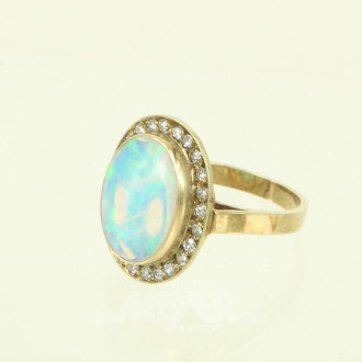 Ring, mit 1 Opal-Cabochon, umgeben von kl. Diamanten