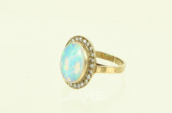 Ring, mit 1 Opal-Cabochon, umgeben von kl. Diamanten