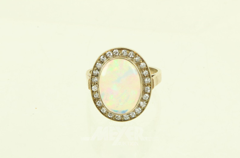 Ring, mit 1 Opal-Cabochon, umgeben von kl. Diamanten