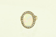 Ring, mit 1 Opal-Cabochon, umgeben von kl. Diamanten