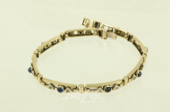 Armband mit beweglichen Elementen