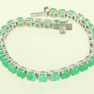 Armband, mit 32 kl. grünen Farbstein-Cabochons