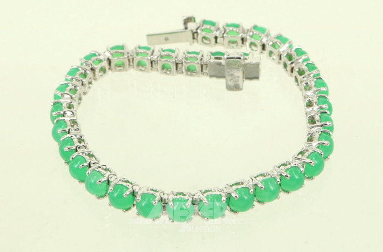 Armband, mit 32 kl. grünen Farbstein-Cabochons