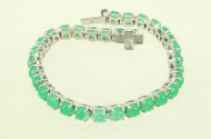 Armband, mit 32 kl. grünen Farbstein-Cabochons