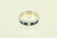 Ring, bicolor, mit 6 kl. Safir-Carrees u. 1 Diamant im Carree-Schliff