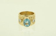 Ring mit hellbl. Topas u. 2 kl. Diamanten