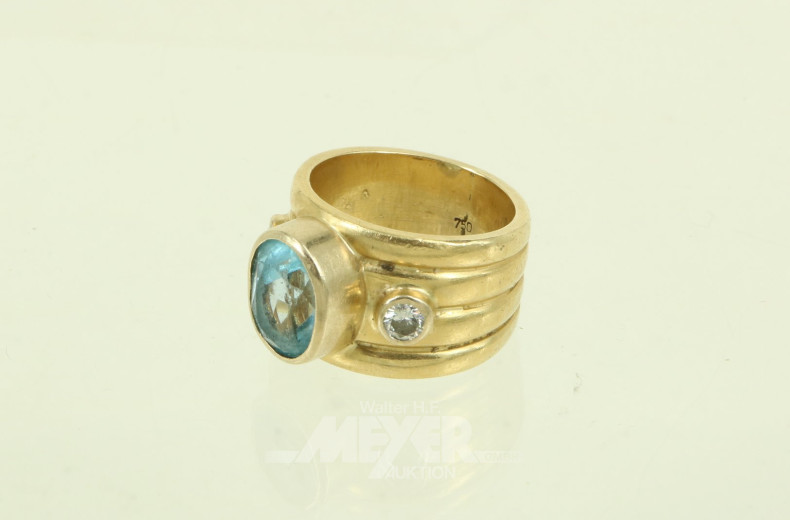 Ring mit hellbl. Topas u. 2 kl. Diamanten