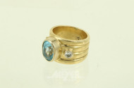 Ring mit hellbl. Topas u. 2 kl. Diamanten