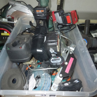 Kunststoffsatte  mit div. Akkus, Handhebelseilzug, Verbrauchsmaterialien, Winkelschleifmaschine