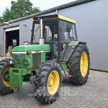 Los 235: Ackerschlepper John Deere 2040 AS, Allrad