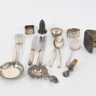 div. Kleinsilberteile: Zigarettenetui, Serviettenringe, Schälchen und Auflagebesteckteile, Teesieb,
