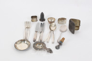 div. Kleinsilberteile: Zigarettenetui, Serviettenringe, Schälchen und Auflagebesteckteile, Teesieb,
