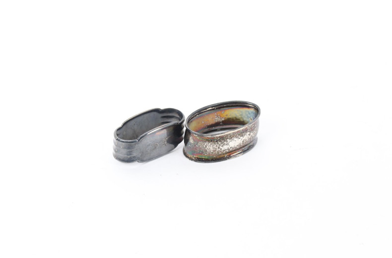 2 Serviettenringe mit Monogramm, dt. Hersteller