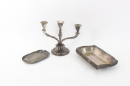 3 Teile Versilbertes: Kerzenleuchter, 3-flamming, 1 Schale u. 1 kl. Tablett
