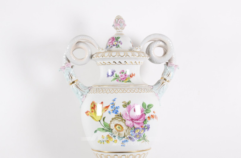 Große Prunkvase mit Schlangenhenkeln