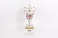 Amphorenvase, dreiteilig, mit Blumendekor