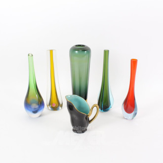 Posten div. kl. farbiger Glasvasen u. 1 Porz.-Milchkännchen