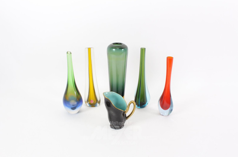 Posten div. kl. farbiger Glasvasen u. 1 Porz.-Milchkännchen