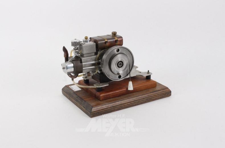 Hit and Miss-Motor: Modell eines wassergekühlten Einzylinder-Viertakt-Benzinmotors