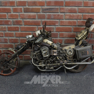 Motorradskulptur im "Mad Max"-Stil