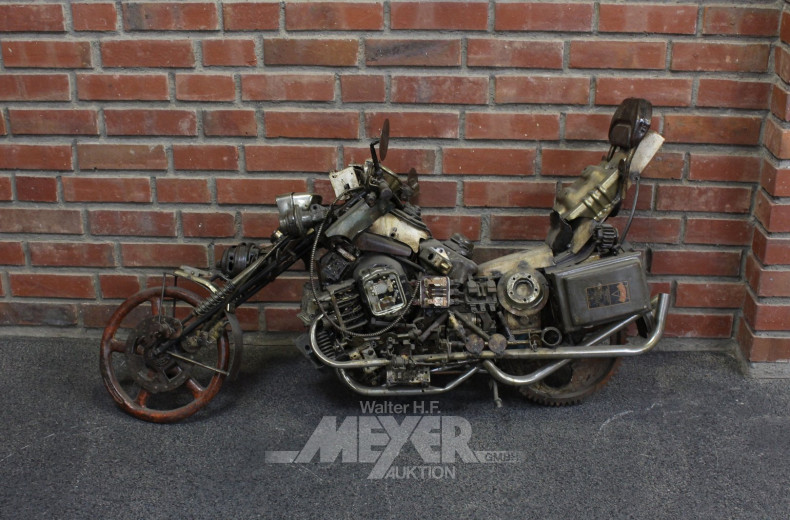 Motorradskulptur im "Mad Max"-Stil