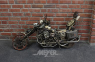 Motorradskulptur im "Mad Max"-Stil