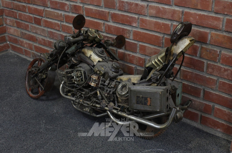 Motorradskulptur im "Mad Max"-Stil