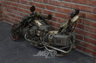 Motorradskulptur im "Mad Max"-Stil