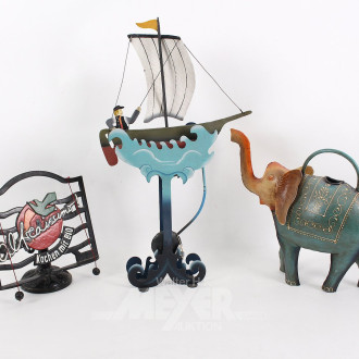 3 Metalldekorationen: Balance-Figur "Schaukelschiff", Kochbuchstütze, Gießkanne "Elefant"