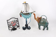 3 Metalldekorationen: Balance-Figur "Schaukelschiff", Kochbuchstütze, Gießkanne "Elefant"