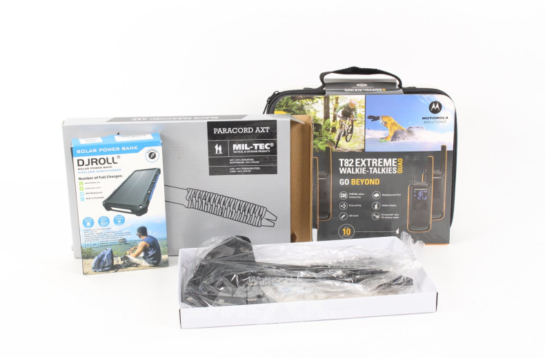 Konvolut: Solar-Powerbank, 2 Outdooräxte, Funkgeräte-Set (4 Geräte)