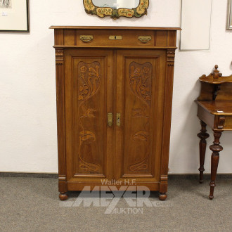 Vertiko im Jugendstil mit floraler Schnitzerei