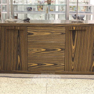Sidebord mit Kunststofffurnier in Holzoptik, 3-zügig (Push2open), 2-türig, brünierte Messinggriffe