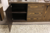 Sidebord mit Kunststofffurnier in Holzoptik, 3-zügig (Push2open), 2-türig, brünierte Messinggriffe