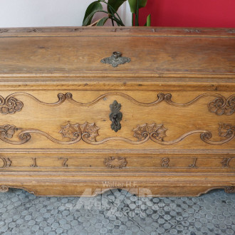 Runddeckeltruhe, Eiche hell, datiert 1781