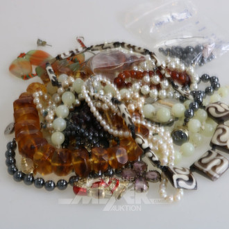 Posten Modeschmuck, u.a. Anstecker, Ketten etc.