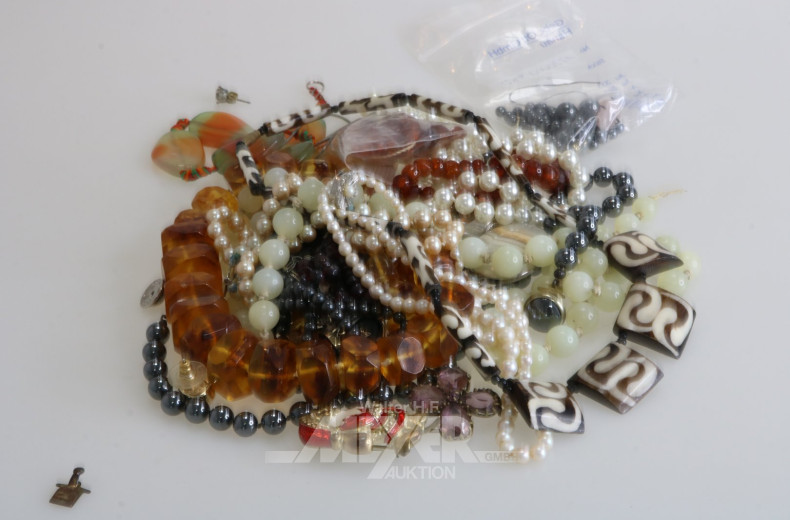 Posten Modeschmuck, u.a. Anstecker, Ketten etc.