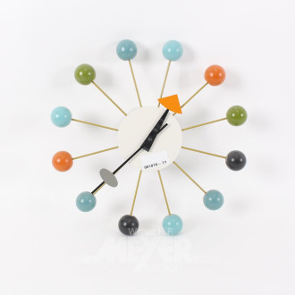 Moderne Wanduhr mit farbigen Kugeln