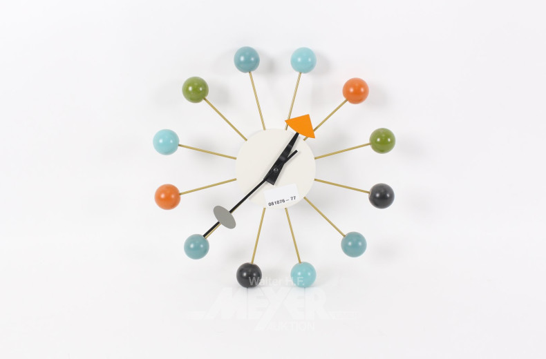 Moderne Wanduhr mit farbigen Kugeln