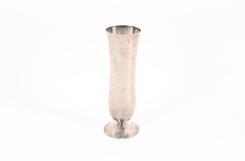 Vase mit gehämmerter Oberfläche