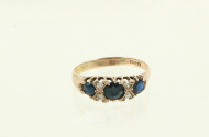 Ring mit 3 blauen Farbsteinen u. 4 kl. Brillanten