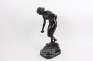 Bronzefigur "Frau mit Muschel"