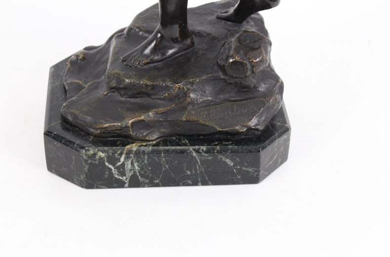 Bronzefigur "Frau mit Muschel"