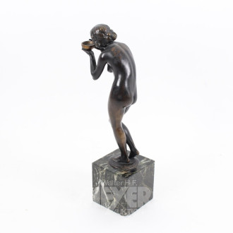 Bronzefigur "Trinkende"
