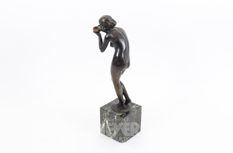 Bronzefigur "Trinkende"