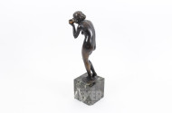 Bronzefigur "Trinkende"