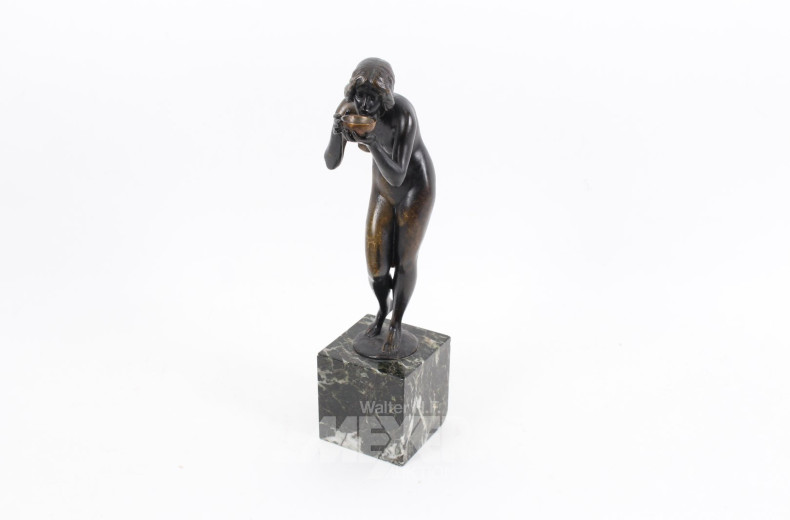 Bronzefigur "Trinkende"