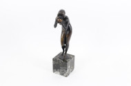 Bronzefigur "Trinkende"