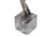 Bronzefigur "Trinkende"