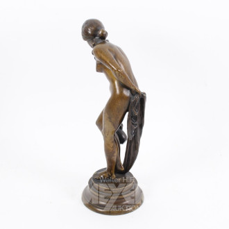 Bronzefigur "Frau mit Krug"